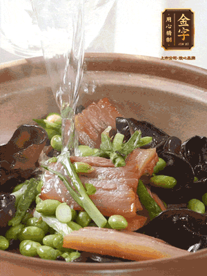 轉(zhuǎn)入砂鍋，加入開(kāi)水、百葉結(jié)燉煮10分鐘