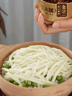 到水微干，放上豌豆、茭白絲。
