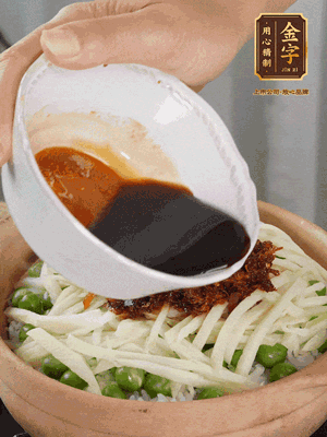 繼續(xù)小火燜3分鐘，淋上XO醬攪拌均勻。

