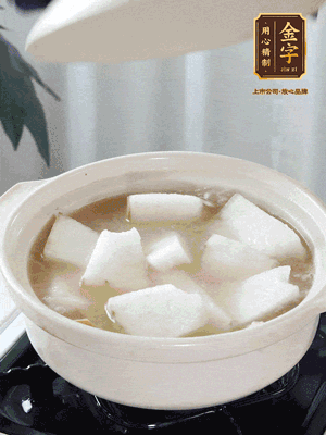 最后下冬瓜繼續(xù)燉煮10分鐘，撒上蔥花點綴。