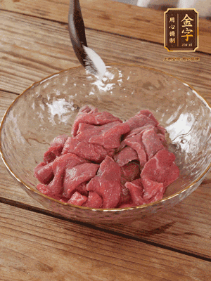 牛肉切丁，加黑胡椒海鹽、橄欖油腌10分鐘
