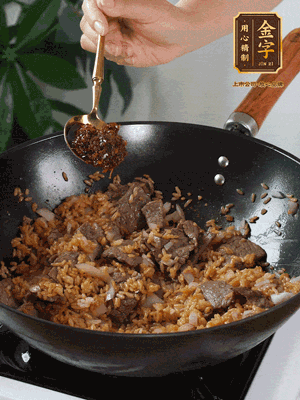 下拌好的米飯炒散，加一大勺XO醬