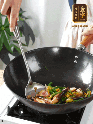 煸香蒜末，下香腸翻炒均勻，再依次下雞縱菌、黃瓜花