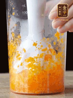 加玉米油、水怡、水揉搓成細(xì)膩的面團(tuán)。松弛半小時(shí)后，分成37g一個(gè)