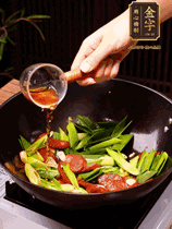 下蒜苗炒軟，沿鍋邊烹入一勺料酒，加醬油、蠔油、白糖調(diào)味炒勻