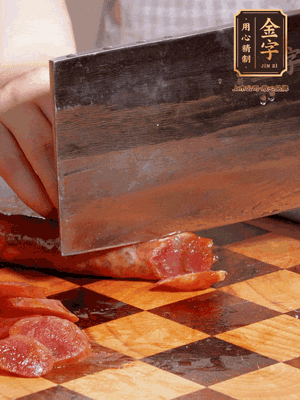金字香腸煮熟，切片