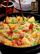 加水，沒(méi)過(guò)大部分食材。把瀝干水分的米飯均勻地鋪在上面，筷子戳幾個(gè)洞