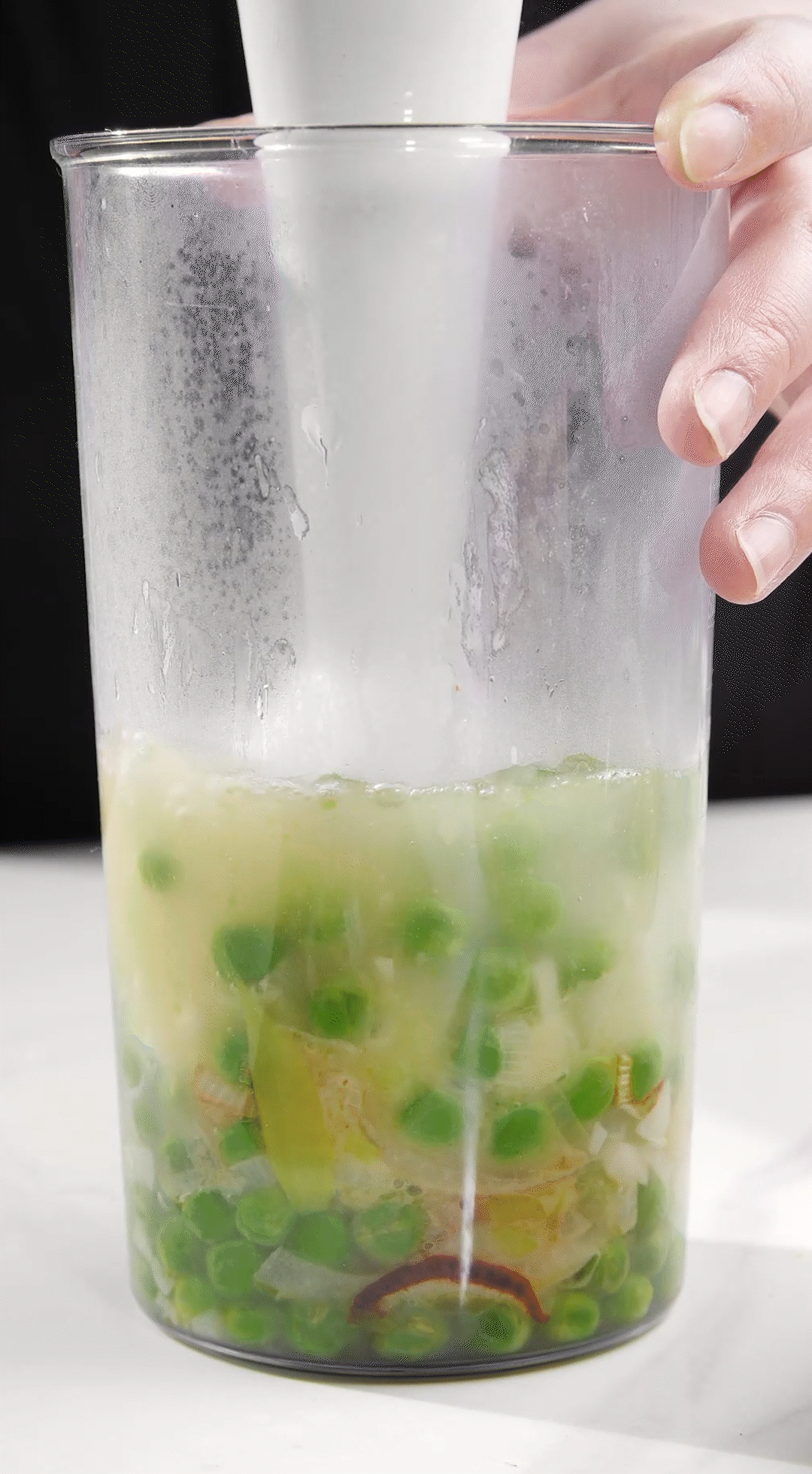 炒好的蔬菜+高湯或熱水，倒入破壁機攪打細膩絲滑即可。