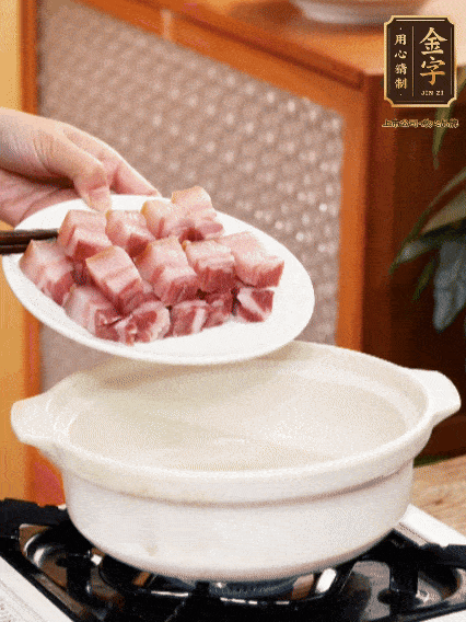 鍋內(nèi)倒油，下咸肉微微煸炒，再放排骨炒一下