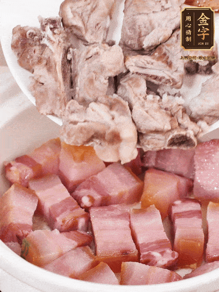 倒入開水燉煮，大火燒開后轉(zhuǎn)小火