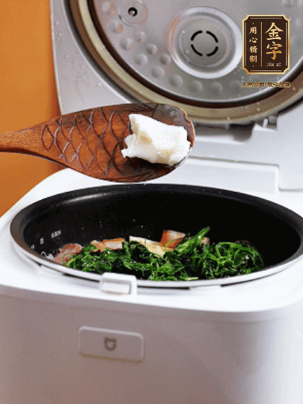 放入電飯鍋、加1勺豬油翻拌均勻