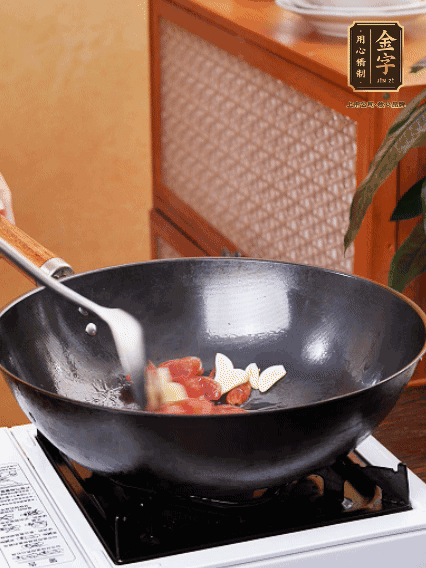 熱油，香腸微微煸出香味，加蒜片、小米辣