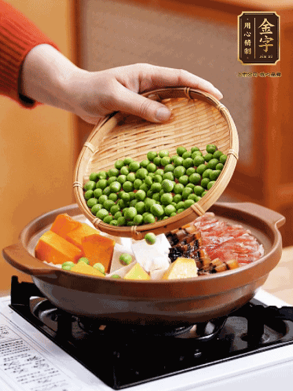再鋪上臘腸、醬油肉、豌豆，小火煲6分鐘