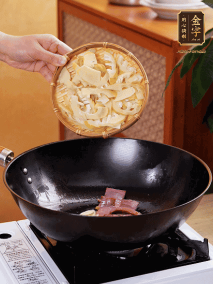 油熱，下蒜末、火腿煸炒出香味，再下筍片微微翻炒