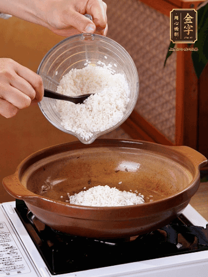 砂鍋中倒入煎羊肚菌的油，涂勻。加入提前浸泡過1小時(shí)的生米，再加入和生米齊平的水,,蓋蓋子，大火煮沸后轉(zhuǎn)小火煮至水分微干