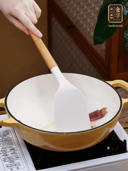 油熱，姜絲、火腿微微煸出香味
